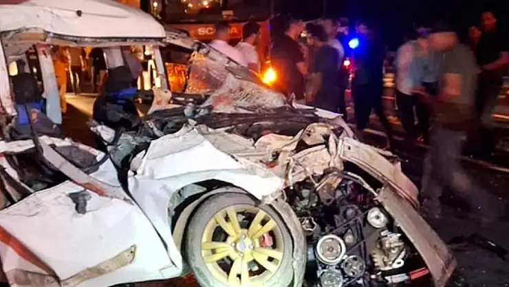 Erzincan'da hafif ticari araç traktörle çarpıştı: 3 ölü, 3 yaralı