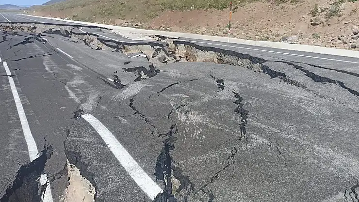 Ağrı-Kars Kağızman yolu çöktü