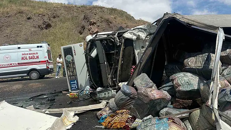 Hakkari-Van yolunda 2 tır kafa kafaya çarpıştı