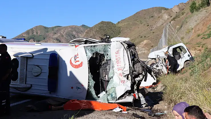 Erzurum'da hasta taşıyan ambulans kaza yaptı: 4 ölü, 1 yaralı