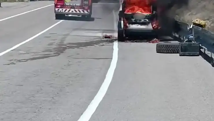 Erzurum'da seyir halindeki otomobil alev alev yandı