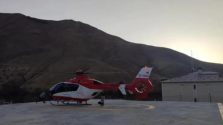Van'da ambulans helikopter yüksekten düşen çocuk için havalandı