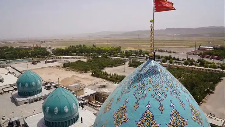 İran'da cami kubbesine 'intikam bayrağı' çekildi