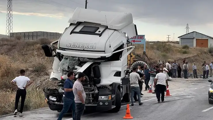Bitlis'te tırlar çarpıştı: 2 yaralı