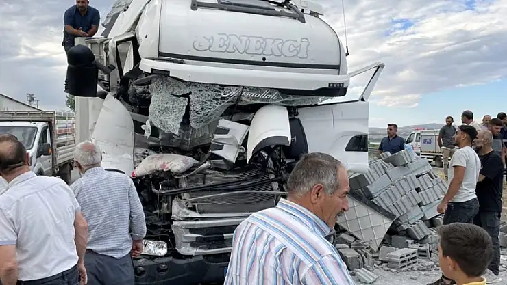 Bitlis'te iki tırın çarpıştığı kazada bir kişi yaralandı