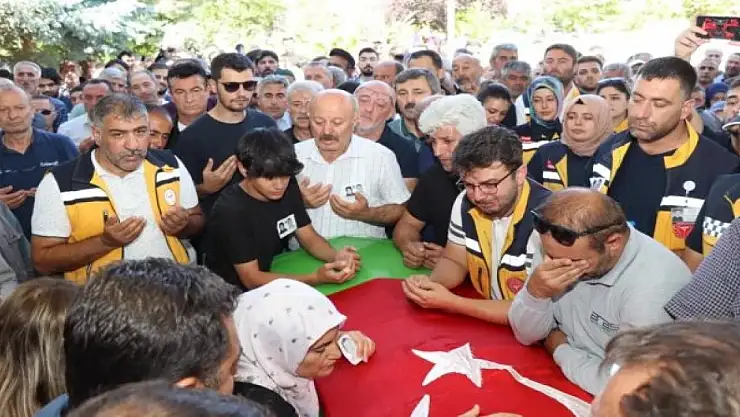 Erzurum'daki trafik kazasında hayatını kaybeden sağlıkçıların cenazesi toprağa verildi