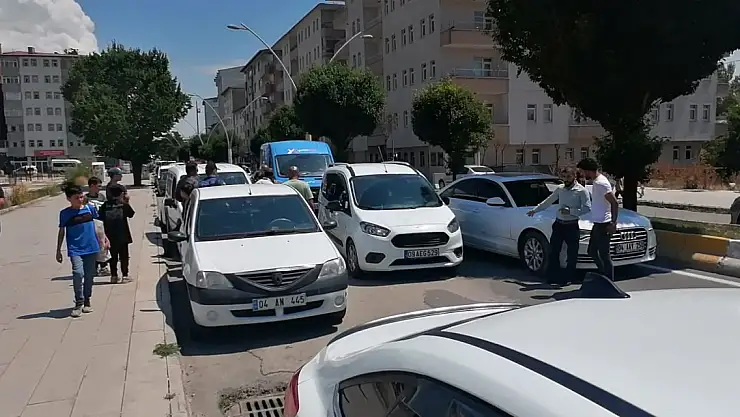 Ağrı'da kaza yapan araçlar trafiği kilitledi