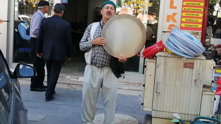 Ağrı Sokaklarında Tef Çalan Adam İlgi Odağı Oldu