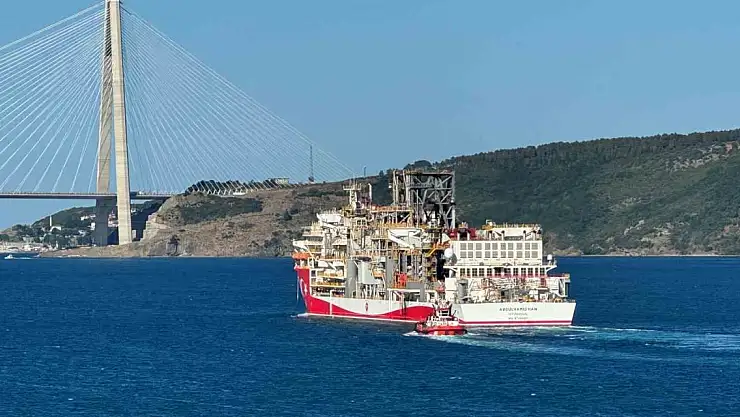 Türkiye'nin sondaj gemisi Abdülhamid Han İstanbul Boğazı'ndan geçti: O anlar havadan görüntülendi