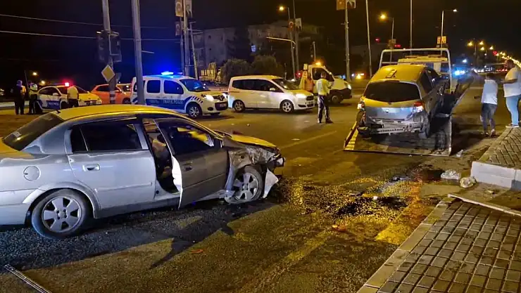 Diyarbakır'da 3 araç birbirine girdi: 7 yaralı