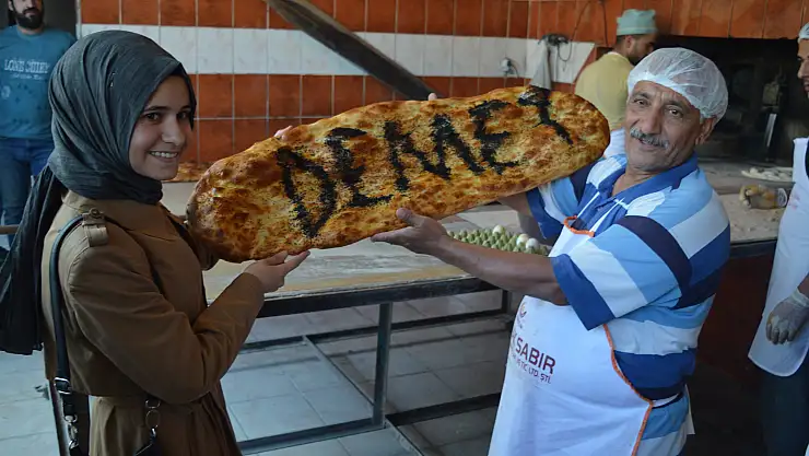 Ağrı'da müşterilerine siparişle 2 buçuk metrelik pide yapıyor