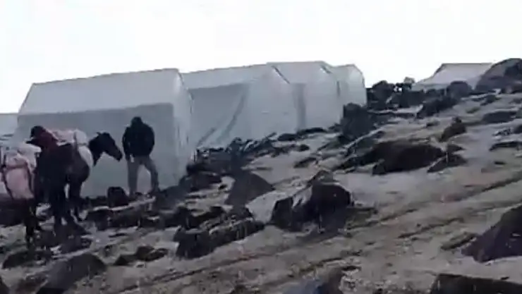 Ağrı Dağı'nda doluya yakalandılar