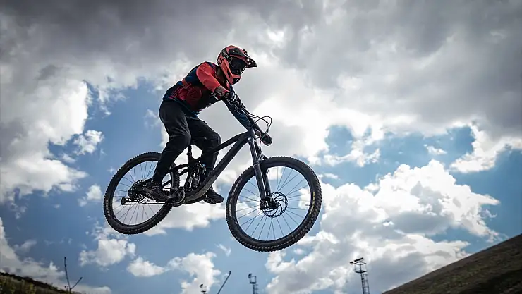 Erzurum'da bisikletçilerin antrenmanı nefes kesti