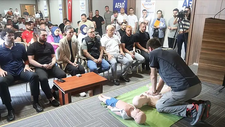 AK Parti'nin '7 Bölge 7 Bin Cemre' projesi gençleri afetlere hazırlıyor