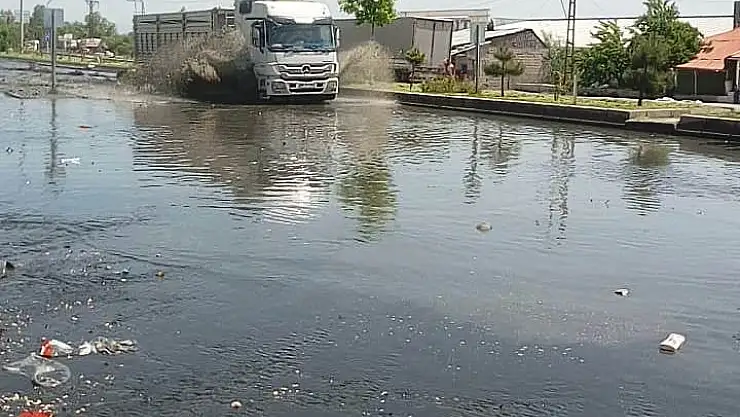 Ağrı-Erciş kara yolunu çöp ve su bastı