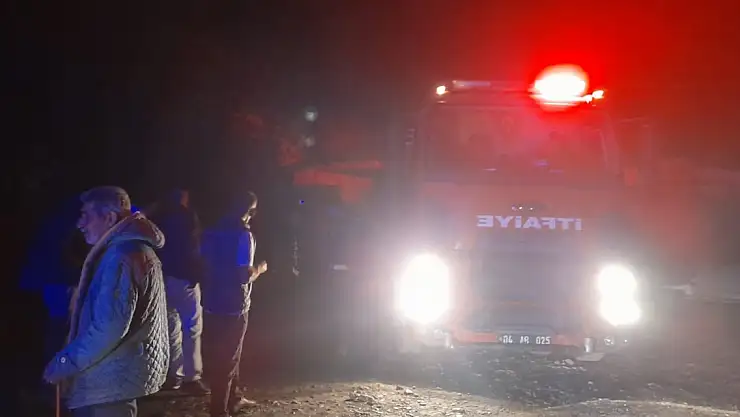 Ağrı'da köy evine yıldırım düştü