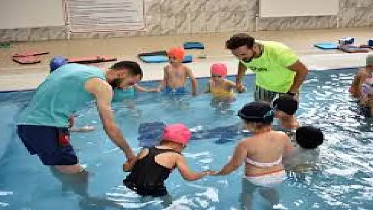 Van ve Bitlis'te çocuklar yaz kurslarında yüzme öğreniyor