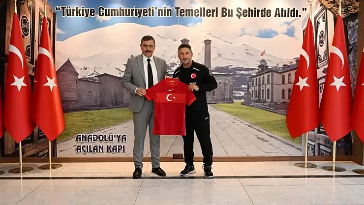 Erzurum Valisi Çiftçi'ye milli takım forması