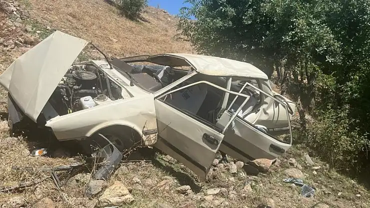 Bingöl'de kontrolden çıkan otomobil dereye yuvarlandı: 1'i ağır 5 yaralı