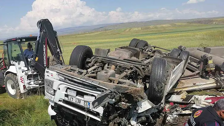 Kars'ta tır şarampole uçtu: Sürücü içinde sıkıştı
