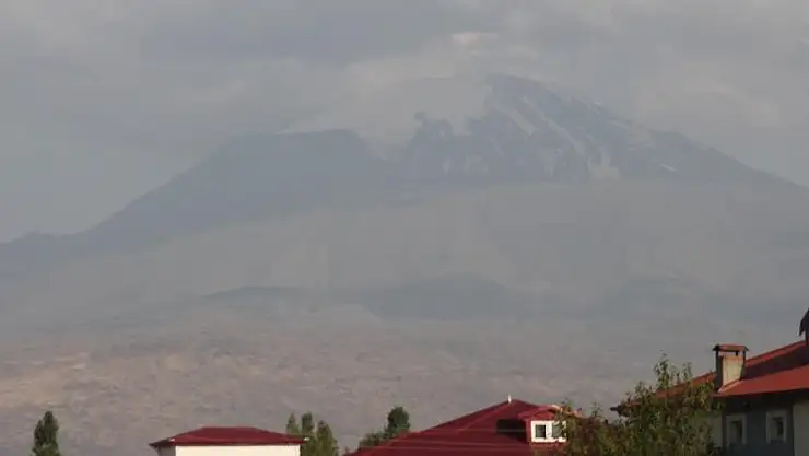 Ağrı Dağı sıcak hava nedeniyle erimeye devam ediyor