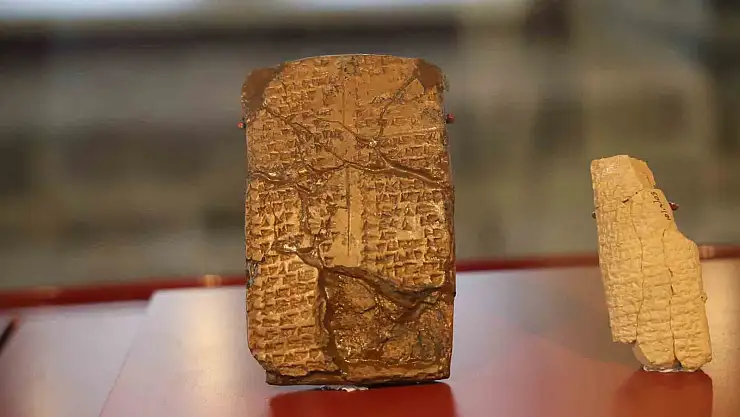 Diyarbakır Müzesi'ndeki 2 bin 648 yıllık 'kil tablet' dikkat çekiyor