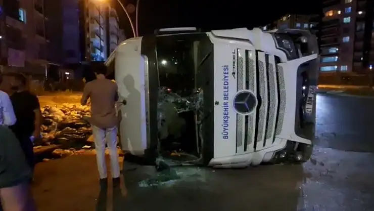 Diyarbakır'da çöp kamyonu devrildi