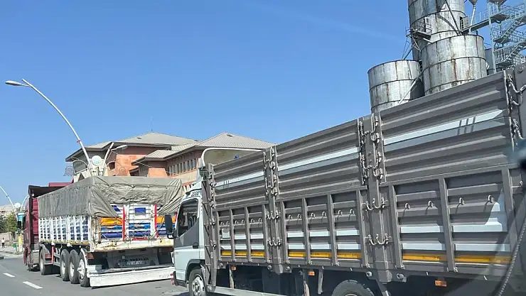 Ofis önündeki kuyruk trafiği etkiliyor