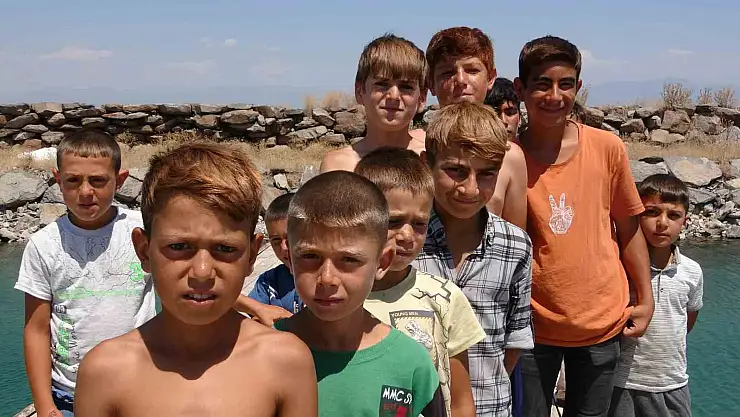 Van Gölü'ne giren çocuklar sarışın oluyor