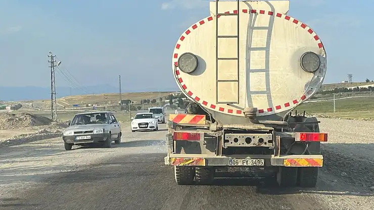 Ağrı-Van Karayolundaki Toz Sorununa Tankerle Sulama