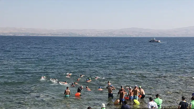 Van Gölü'nde nefes kesen 14 kilometrelik yüzme maratonu