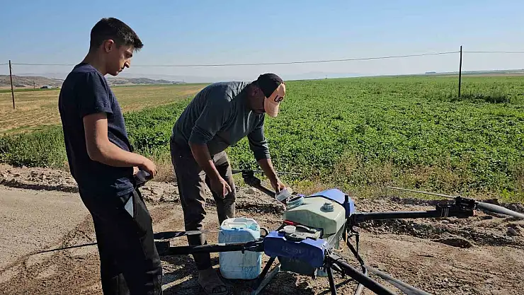 Bitlis'te çiftçiler kurtlanan fasulyelerini dronla ilaçlıyor