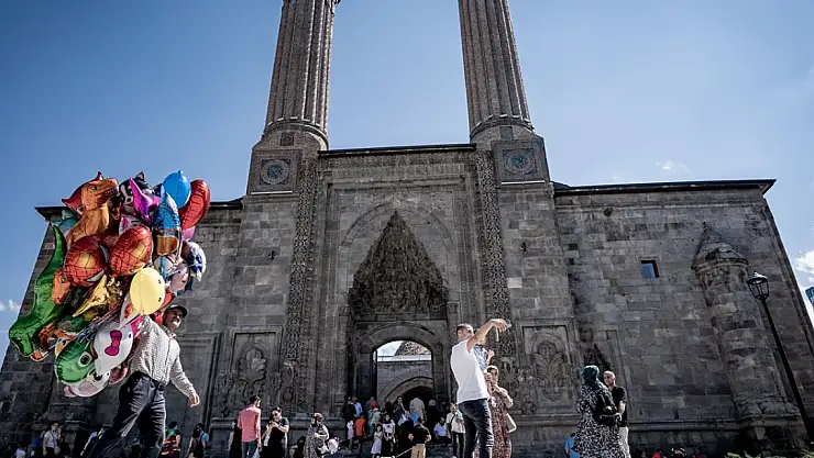 Çifte Minareli Medrese 113 eseri ile misafirlerini ağırlıyor