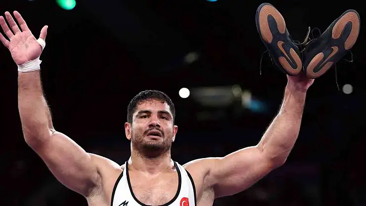 Taha Akgül: 'Dünyanın en güzel bayrağını hak ettiği yere çıkarttım'