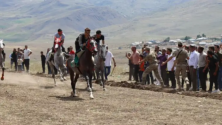 Erzurum'da At Yarışları'nda büyük coşku yaşandı