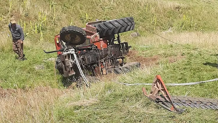 Ağrı'da traktörü devrilen çiftçi faciadan kurtuldu