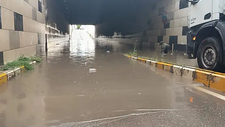 Ağrı'ya 1 saat yağış yetti