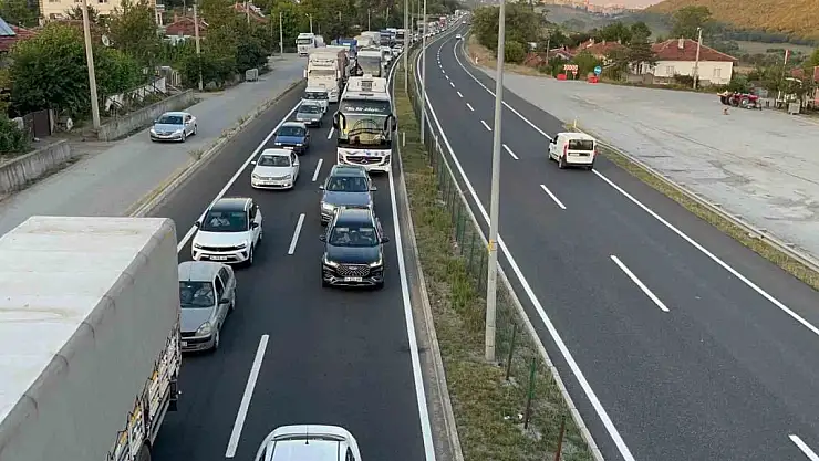 Bolu'da İstanbul istikametinde kilometrelerce araç kuyruğu oluştu