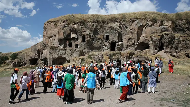 Gençler Bitlis'in tarihi ve doğal güzelliklerini keşfediyor