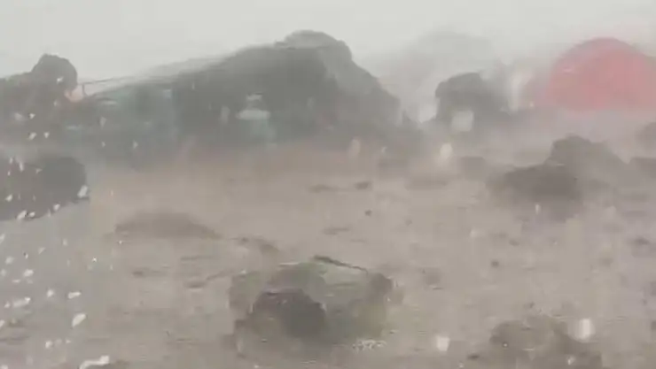 Ağrı Dağı'nda Zorlu Anlar: Dağcılar Sağanak Yağışa Yakalandı