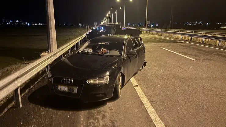 Erzurum'da hafif ticari araç park halindeki otomobile çarptı