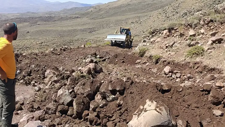 Ağrı Dağı'nda yaşayan köylerin yolları yapılıyor