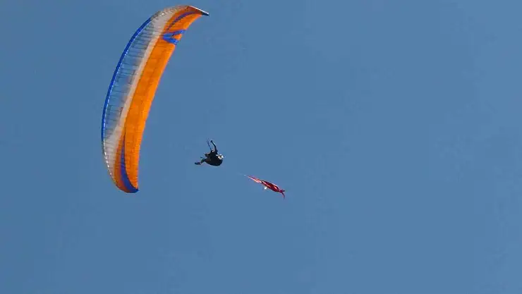 Kars'ta paraşütçüler  Ani'nin Fethi'nin yıl dönümünü kutladı