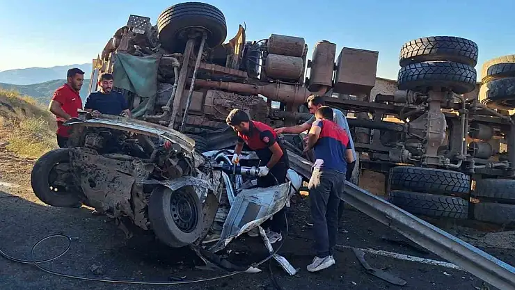 Bingöl'de kamyon ve otomobil çarpıştı: 3 yaralı