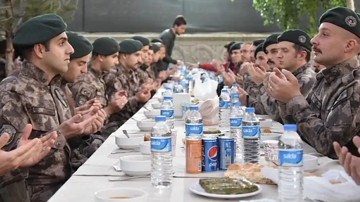 Vali Elban, Özel Harekat ve Çevik Kuvvet Polisleri ile İftarda Buluştu