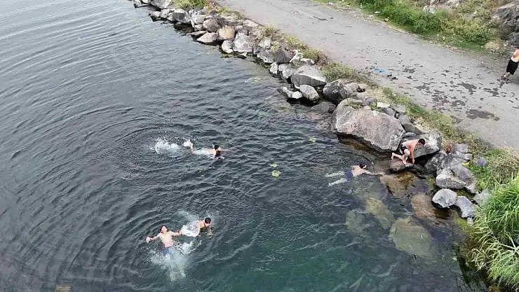 Iğdır'da sıcaktan bunalanlar Karasu Çayı'na koşuyorlar