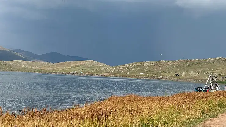 Meteoroloji Uyardı, Ağrılılar Çözümü Balık Gölü'nde Buldu