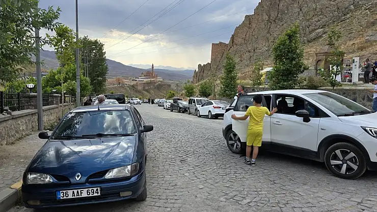 Doğubayazıt yaz döneminde büyük ilgi görüyor