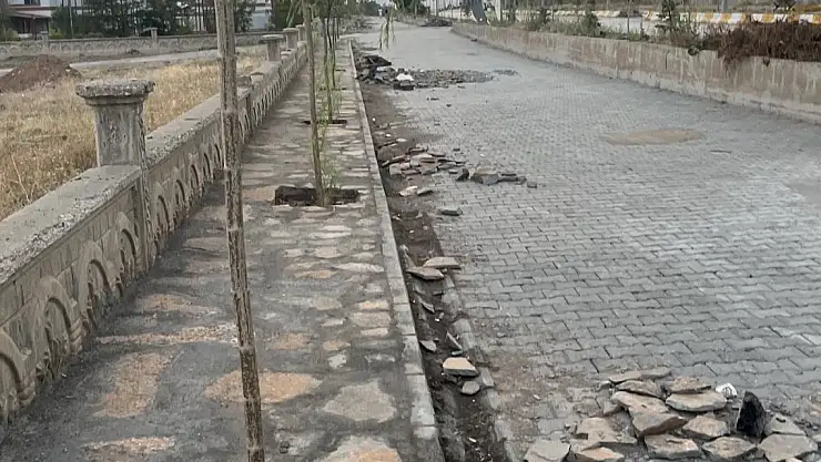 Patnos'un dokusuna uygun kaldırımlar yapılıyor