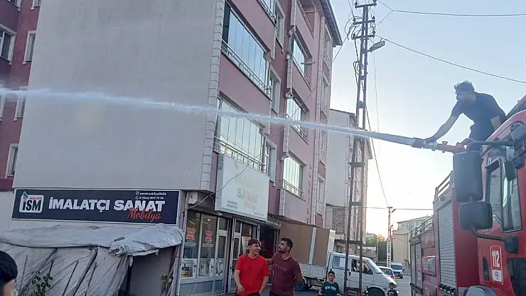 Ağrı şehir merkezinde otları ateşe verdiler